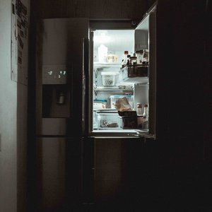 Kühlschrank mit offener Türe