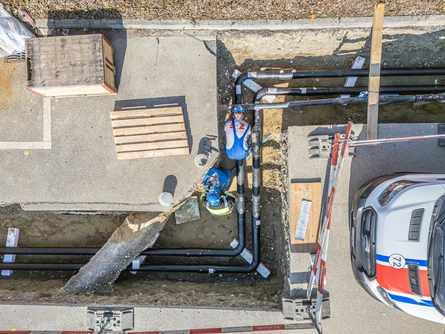 Über ein über 26 Kilometer langes Leitungsnetz gelangt die Wärme in die Übergabestationen, an die die Verbraucher angeschlossen sind.
