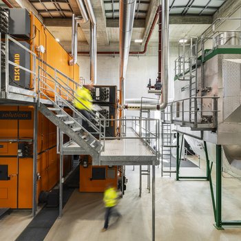 In der Heizzentrale am Irisweg entsteht die Fernwärme für das Murtenbiet in zwei Holzheizkesseln (orange).