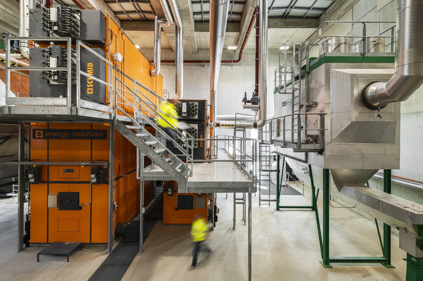 In der Heizzentrale am Irisweg entsteht die Fernwärme für das Murtenbiet in zwei Holzheizkesseln (orange).